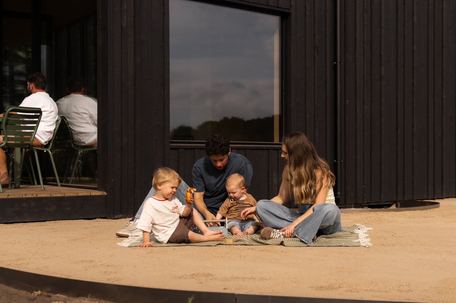 Kinderen die buiten bij de lodge spelen