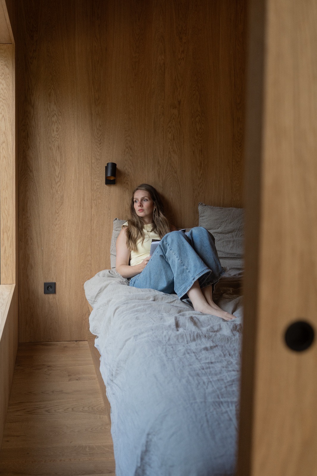 Slaapkamer met uitzicht op de natuur door het raam