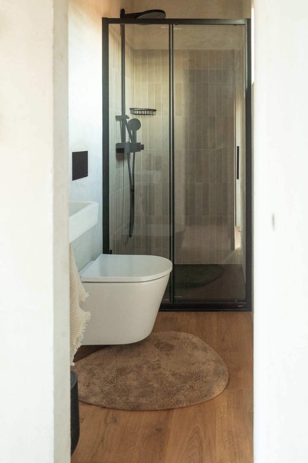 Badkamer met toilet en een Grohe eco-inloopdouche