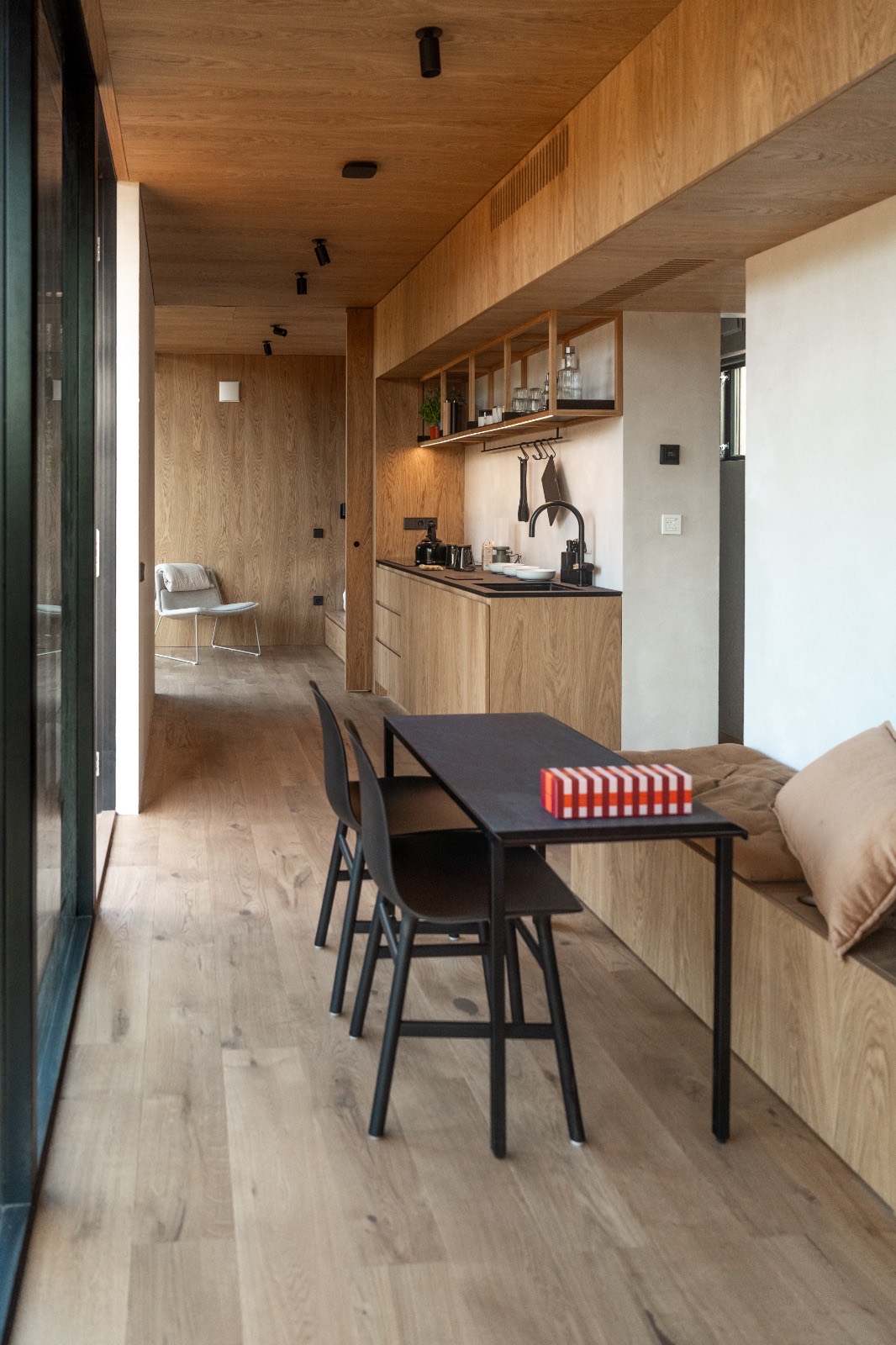 Zithoek met tafel en stoelen